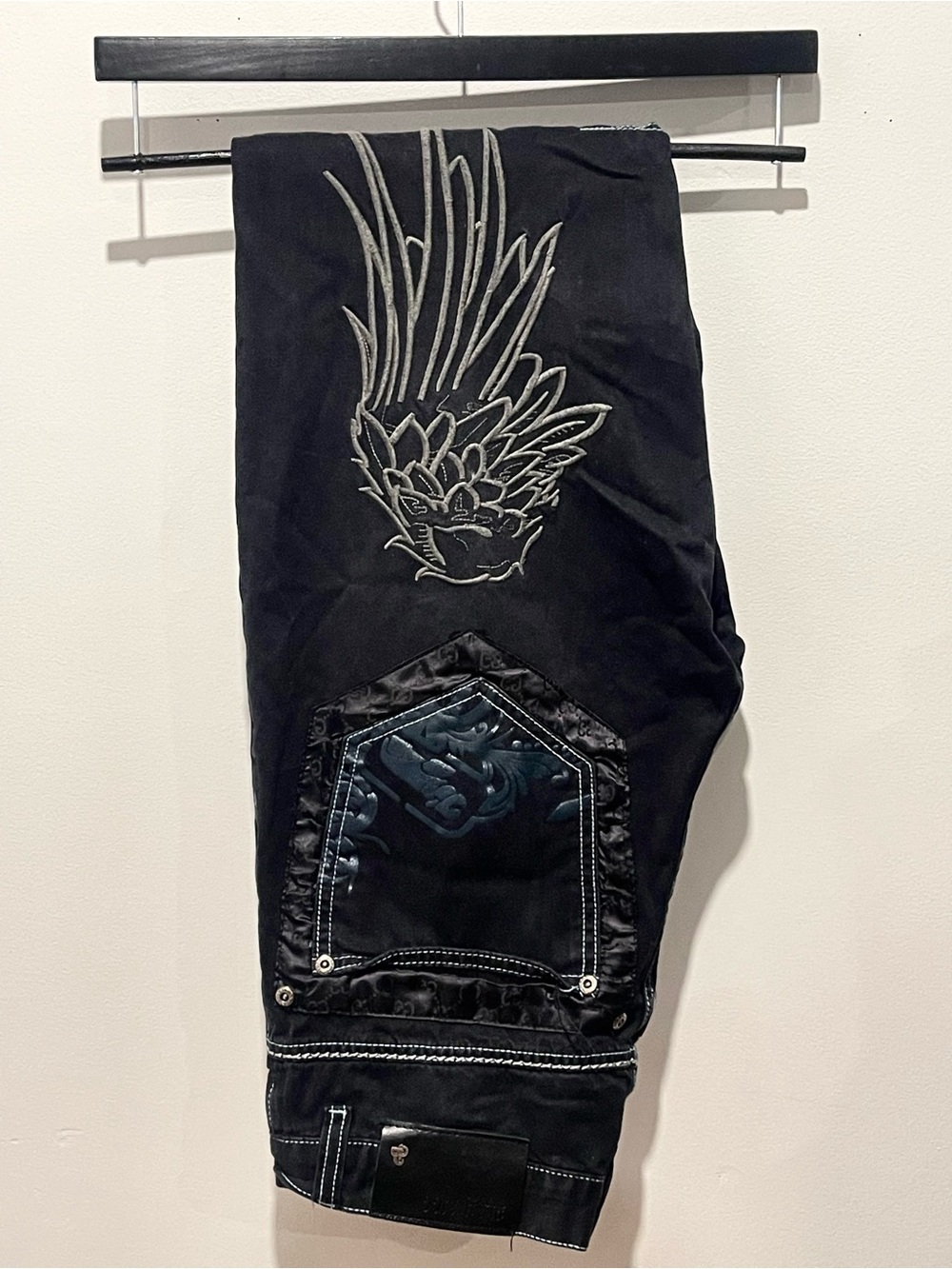 Relaxed Black Men's Jeans with Wing Embroidery